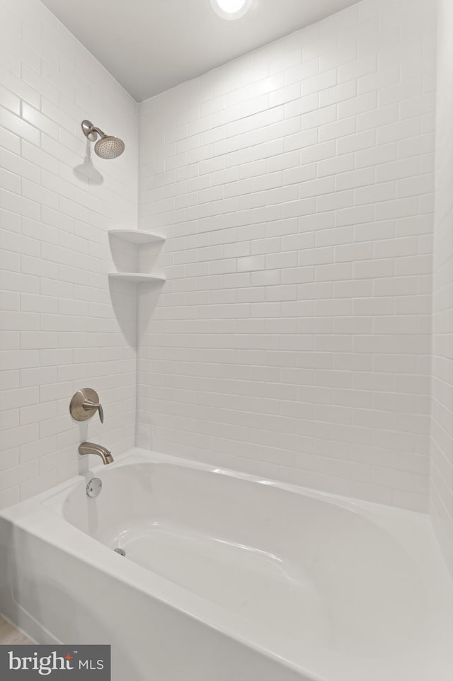 bathroom featuring tiled shower / bath