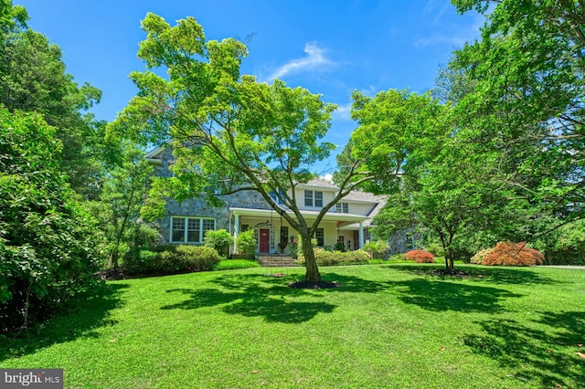 view of front of home featuring a front lawn