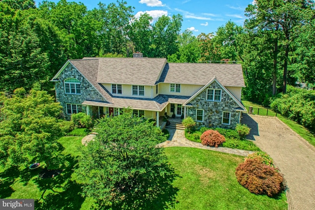 view of front of house featuring a front lawn