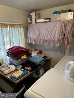 bedroom featuring washing machine and dryer