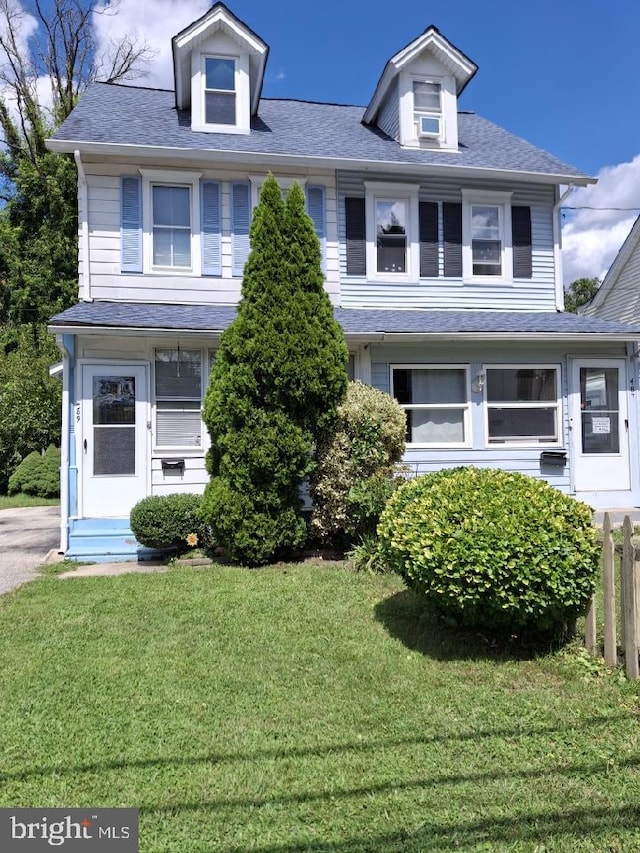 view of front of property featuring a front lawn