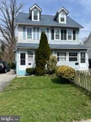 view of front of property featuring a front lawn