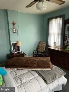 bedroom with ceiling fan