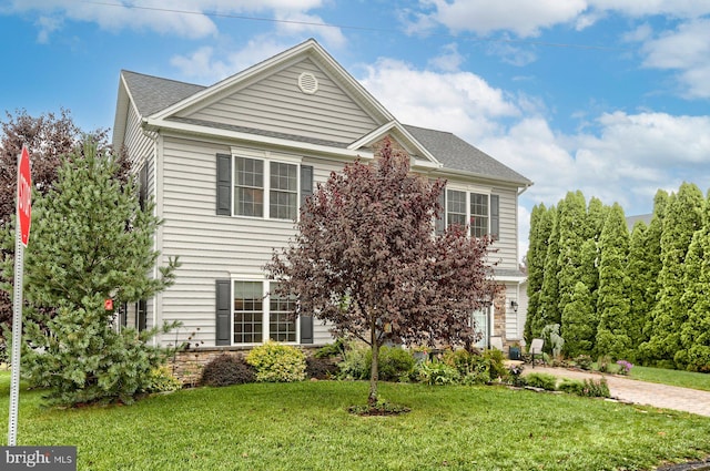 view of front of property with a front yard