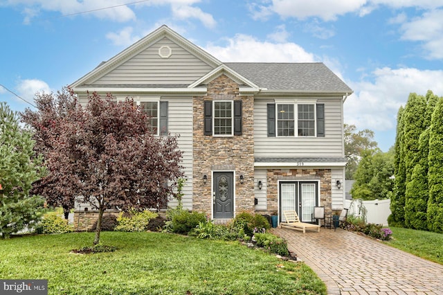 view of front of property featuring a front yard