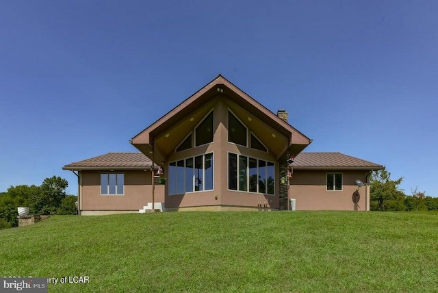 back of house featuring a lawn