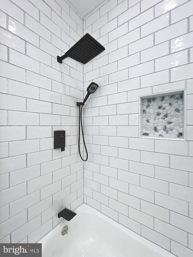 bathroom with tiled shower / bath combo