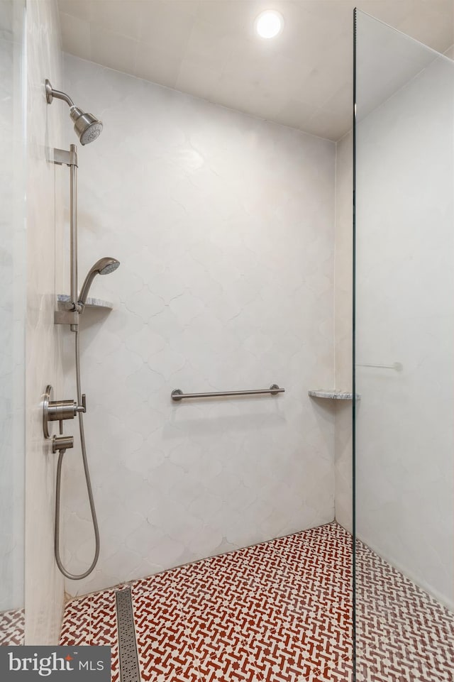 bathroom featuring a tile shower