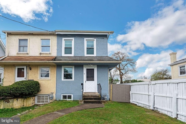 view of front of house featuring a front yard