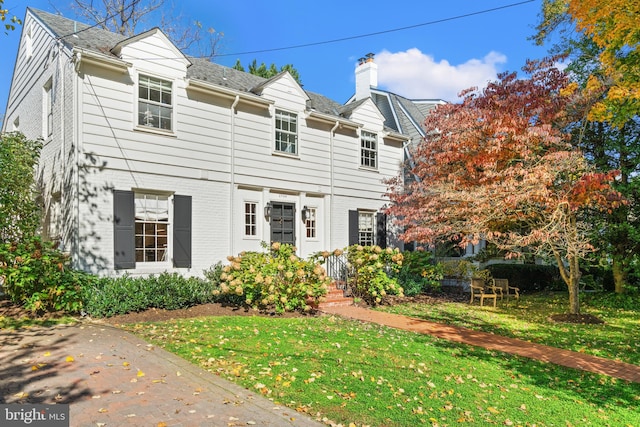 view of front facade featuring a front yard