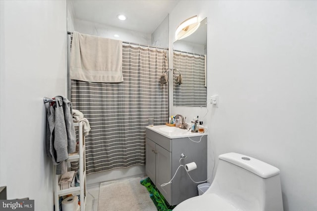 full bathroom with curtained shower, toilet, and vanity