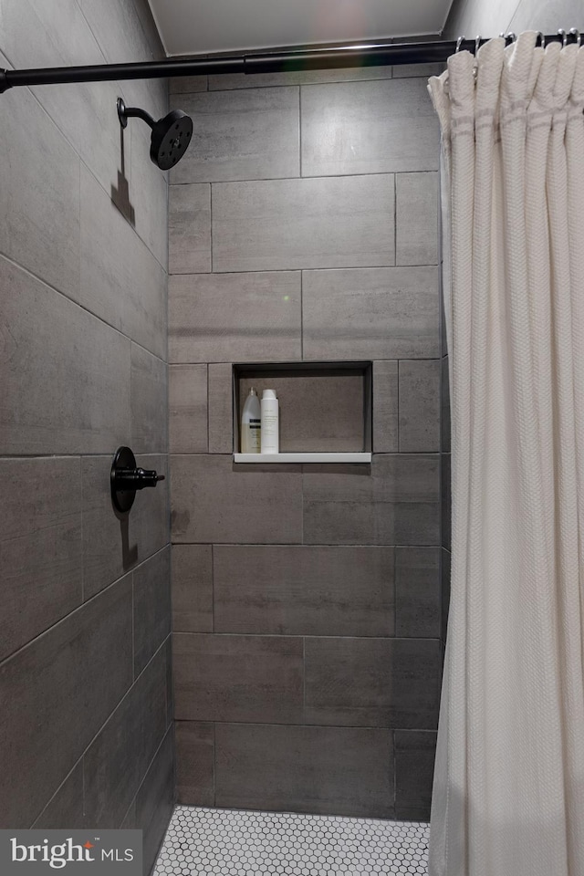 bathroom featuring a shower with curtain