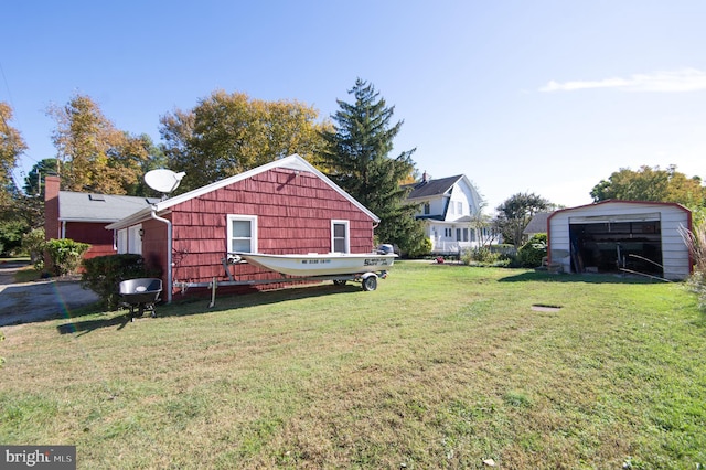 view of yard featuring an outbuilding