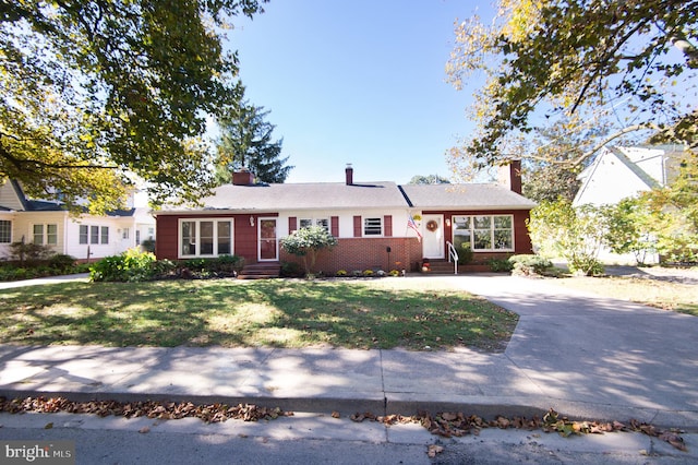 view of front of property with a front yard