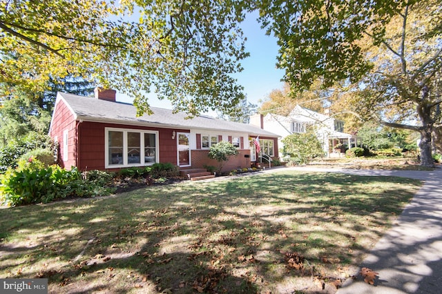 view of front of property featuring a front yard