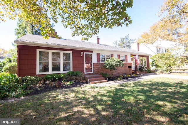 single story home featuring a front lawn