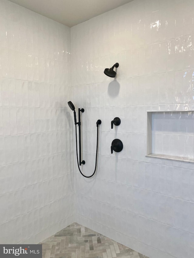 bathroom featuring a tile shower