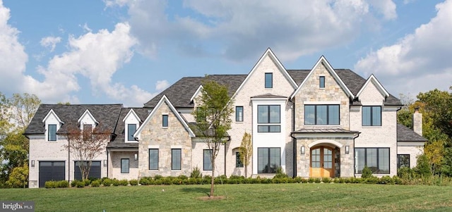 view of front of home featuring a front yard