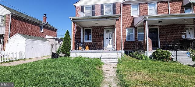 view of front of home featuring a front yard