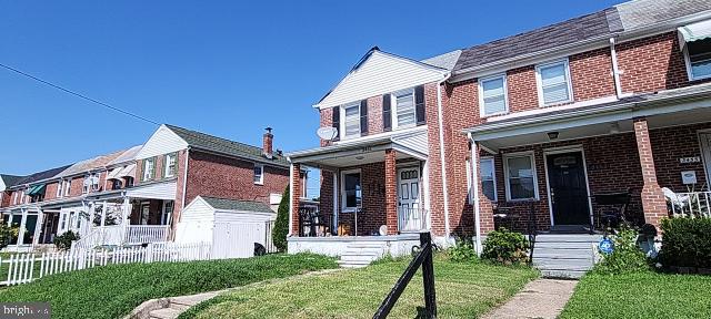 view of front of property with a storage shed, covered porch, and a front lawn