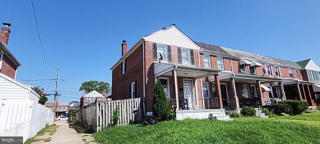 view of front of property featuring a front lawn and a porch