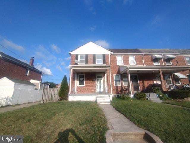 view of front of home featuring a front lawn and covered porch