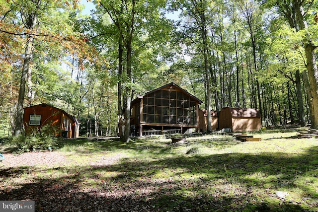 view of yard with an outdoor structure