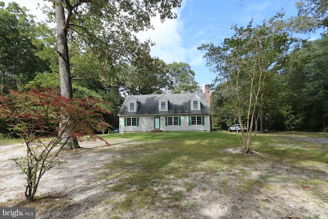 cape cod-style house featuring a front lawn