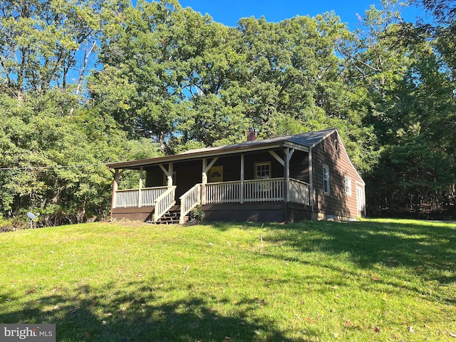 view of front of property featuring a front lawn