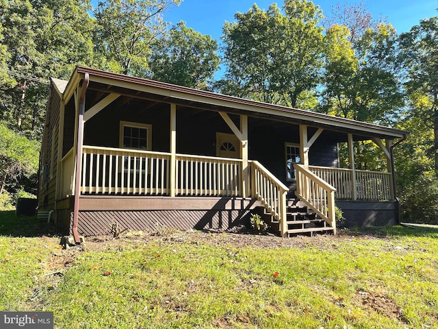 view of front of home featuring a front lawn