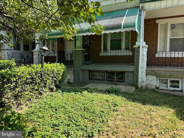 entrance to property featuring a yard