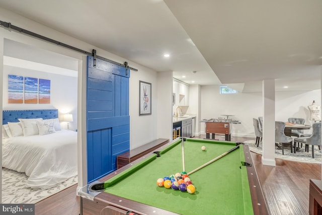 rec room featuring billiards, sink, dark wood-type flooring, and a barn door