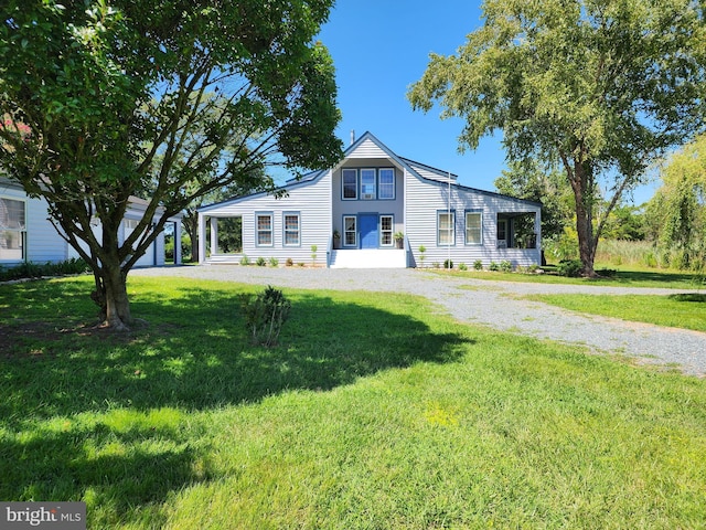 view of front facade featuring a front lawn