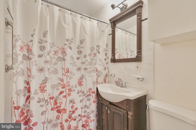 bathroom featuring vanity, tasteful backsplash, curtained shower, tile walls, and toilet