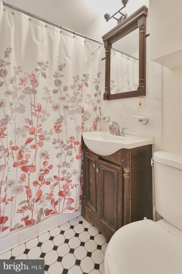 bathroom with a shower with curtain, vanity, and toilet