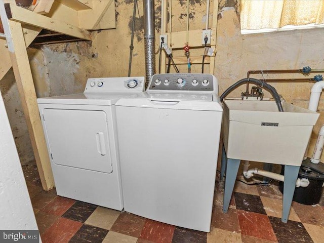 clothes washing area featuring sink and washing machine and dryer