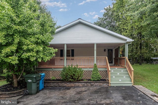 view of front of home featuring a front lawn and covered porch