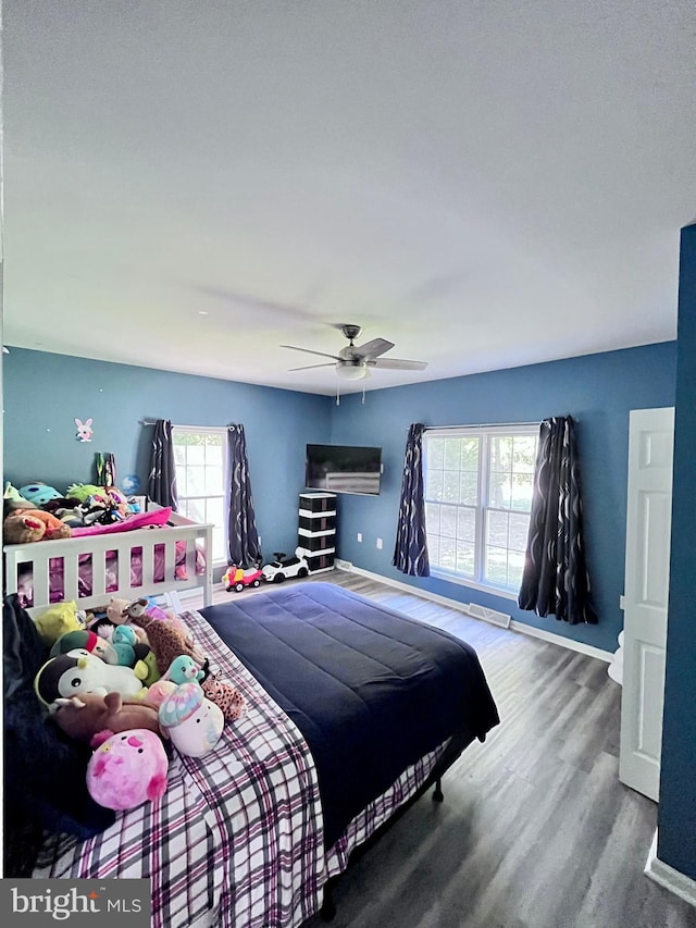 bedroom with ceiling fan