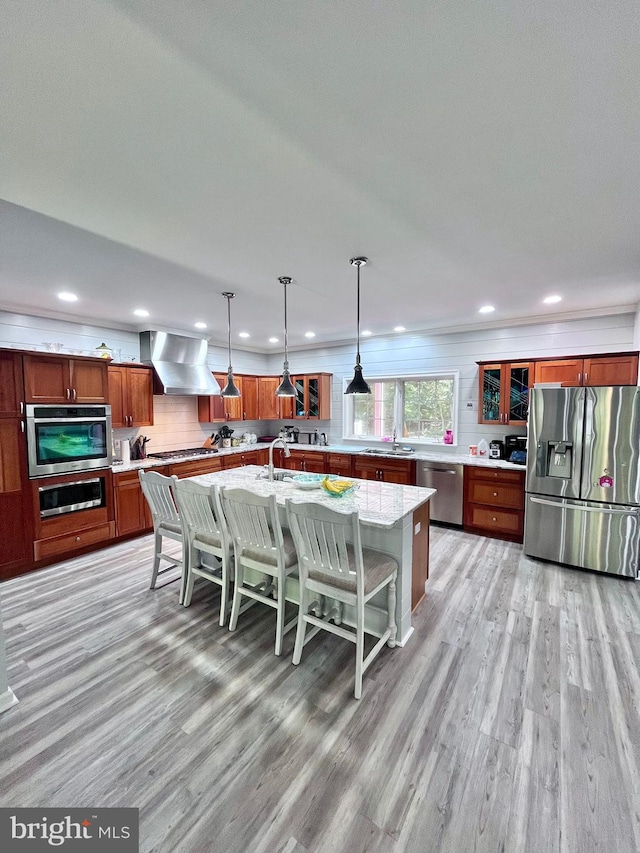 dining room featuring crown molding, light hardwood / wood-style floors, and sink