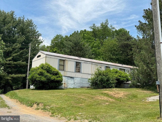 view of side of property featuring a yard