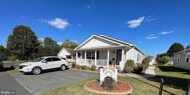 view of front of property featuring a front yard and a porch