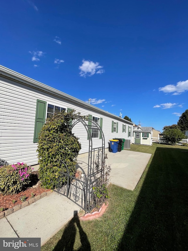 view of yard with a patio area