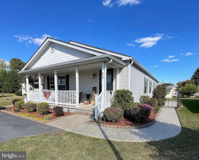 view of front of house featuring a porch and a front yard