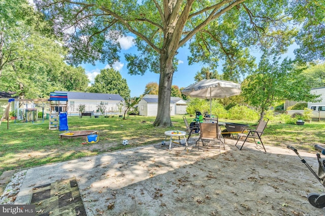 view of yard featuring a patio area