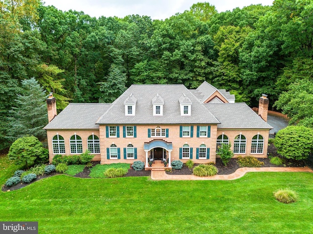 view of front of home featuring a front lawn