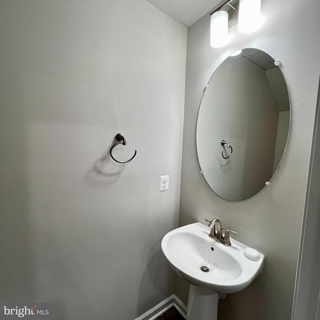 bathroom featuring sink