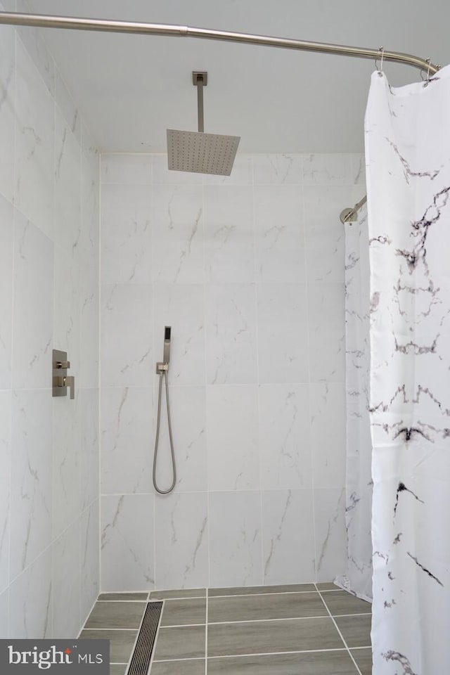 bathroom featuring a shower with shower curtain