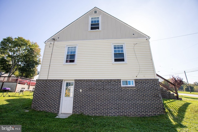 view of side of property featuring a lawn