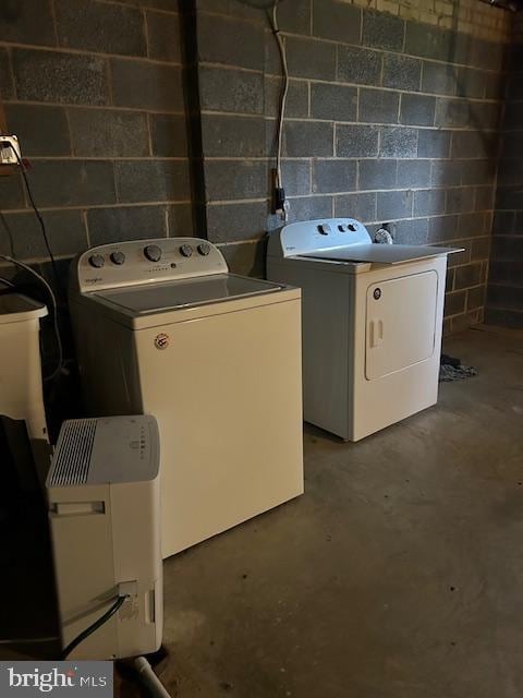 laundry room featuring washer and clothes dryer