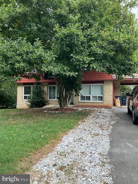 view of front facade with a front yard